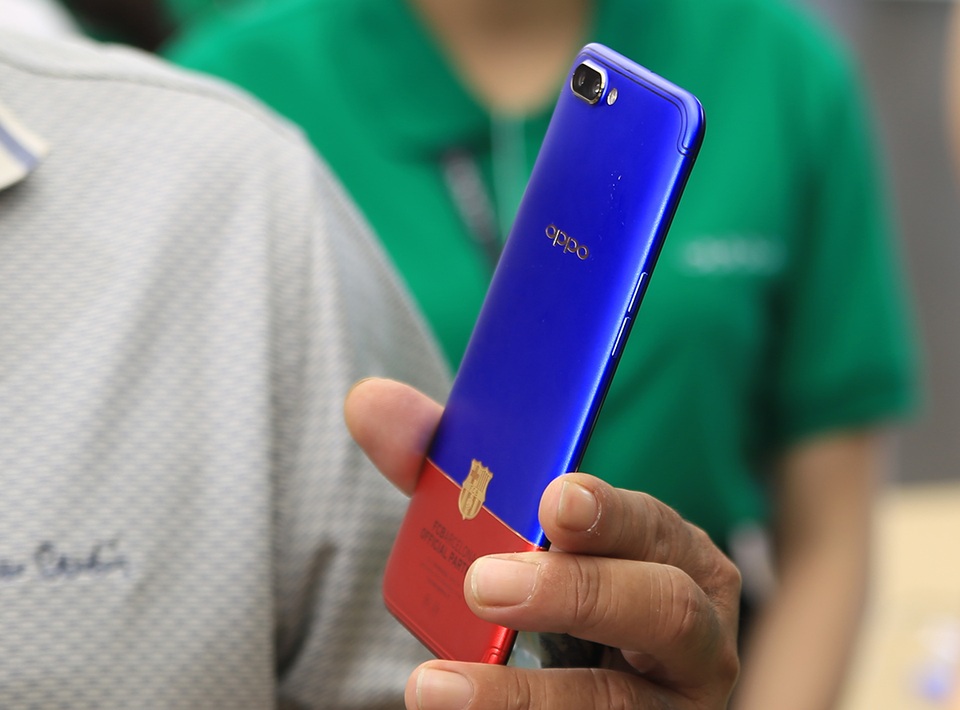Trên tay Oppo R11 phiên bản FC Barcelona Edition tại Việt Nam - 10 Trên tay Oppo R11 phiên bản FC Barcelona Edition tại Việt Nam - 10