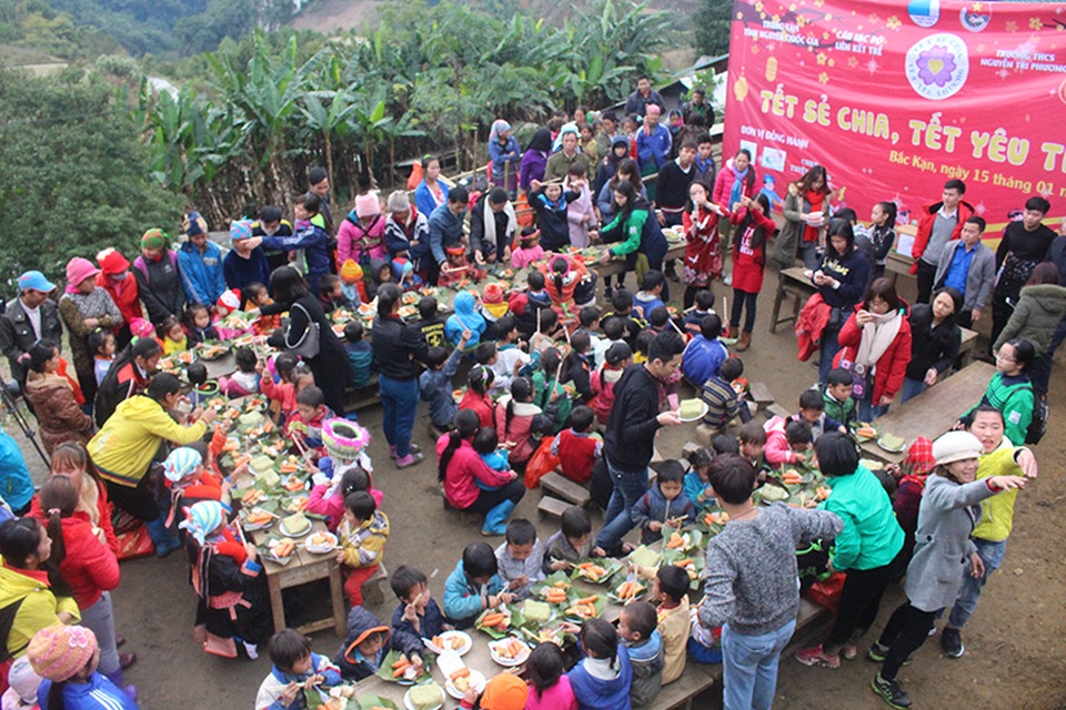 Chở Tết yêu thương từ miền xuôi về với miền ngược - 1 Chương trình Tết sẻ chia, Tết yêu thương về với bà con Bắc Kạn.