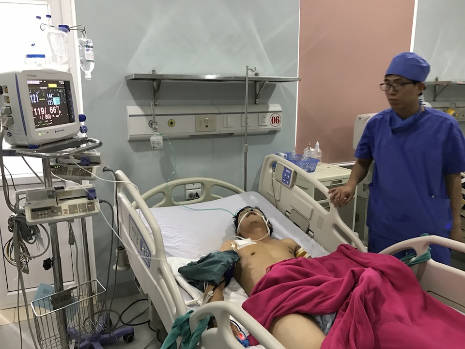 Vụ 3 người rơi khỏi cầu cao 15m: Người chồng đã qua cơn nguy kịch - 1 Hiện anh Tĩnh đã qua cơn nguy kịch nhưng vẫn chưa hay biết vợ con anh chết.