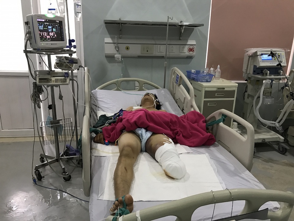 Vụ 3 người rơi khỏi cầu cao 15m: Người chồng đã qua cơn nguy kịch - 2 Anh Tĩnh đã qua cơn nguy kịch, song hậu quả để lại anh phải cắt một chân.