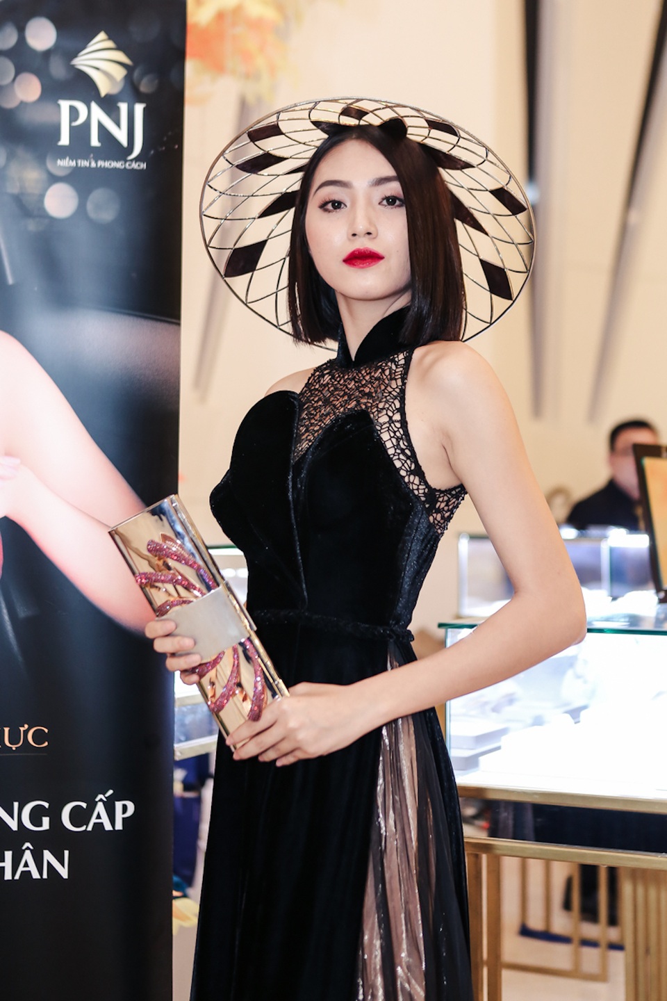 Trang sức PNJ toả sáng cùng vẻ đẹp các nữ doanh nhân trong "Sắc xuân hội ngộ" 2017 - 5 Trang sức PNJ toả sáng cùng vẻ đẹp các nữ doanh nhân trong "Sắc xuân hội ngộ" 2017 - 5