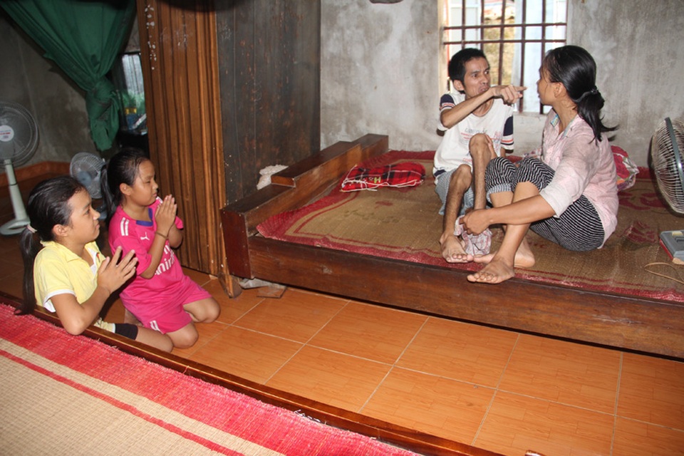 Đau đớn 2 con thơ học giỏi xin mẹ nghỉ học để cứu cha bệnh nặng - 3 Yếu lắm rồi, nhưng bất giác anh Vịnh chỉ thẳng tay vào mặt vợ nạt nộ, đòi đánh. Đã nhiều lần chứng kiến bố bệnh tật, vô thức đánh mẹ, hai đứa con gái của chị, cháu Lệ Hằng, Vàng Anh liền quỳ gối xuống đất, chắp tay khẩn cầu một phép màu để người mẹ thân thương không phải chịu đòn.
