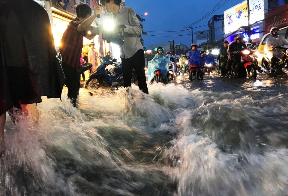 Mới đầu mùa mưa, người Sài Gòn đã khốn đốn vì ngập nước, kẹt xe... - 7 Mới đầu mùa mưa, người Sài Gòn đã khốn đốn vì ngập nước, kẹt xe... - 7
