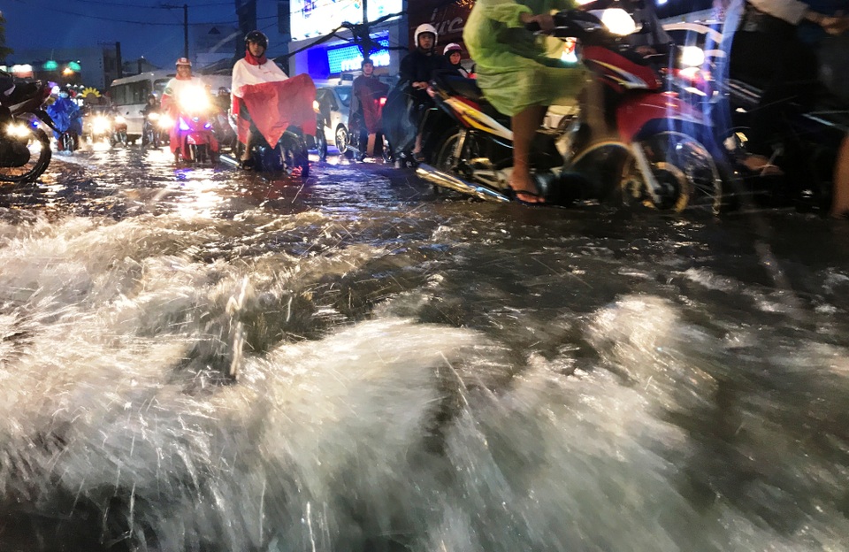 Mới đầu mùa mưa, người Sài Gòn đã khốn đốn vì ngập nước, kẹt xe... - 5 Nước mưa cuồn cuộn như thác đổ...