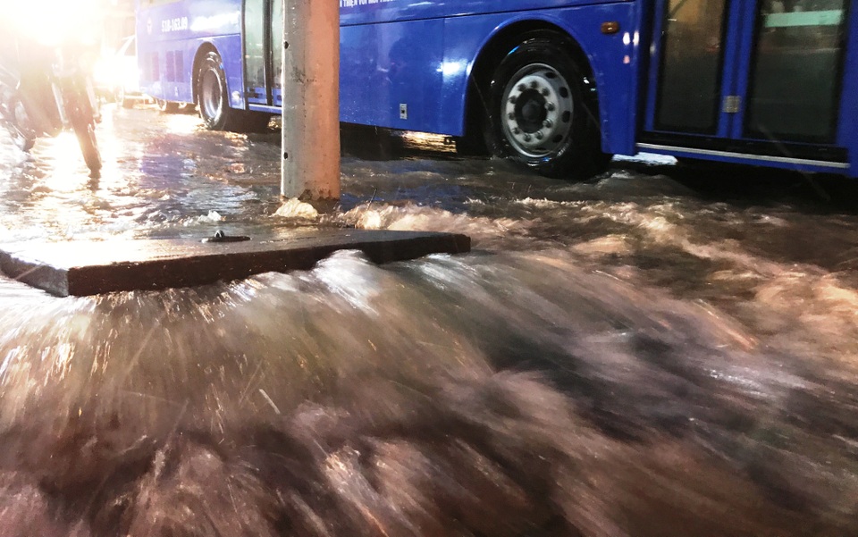 Mới đầu mùa mưa, người Sài Gòn đã khốn đốn vì ngập nước, kẹt xe... - 4 Nước mưa tuôn xối xả từ trong họng cống ven đường...
