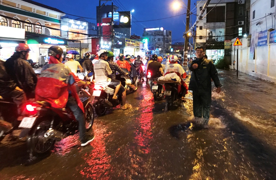 Mới đầu mùa mưa, người Sài Gòn đã khốn đốn vì ngập nước, kẹt xe... - 14
Nhiều lực lượng như CSGT, thanh niên xung phong, bảo vệ dân phố, dân phòng… của các phường được điều động xuống đường để giúp đỗ người dân.