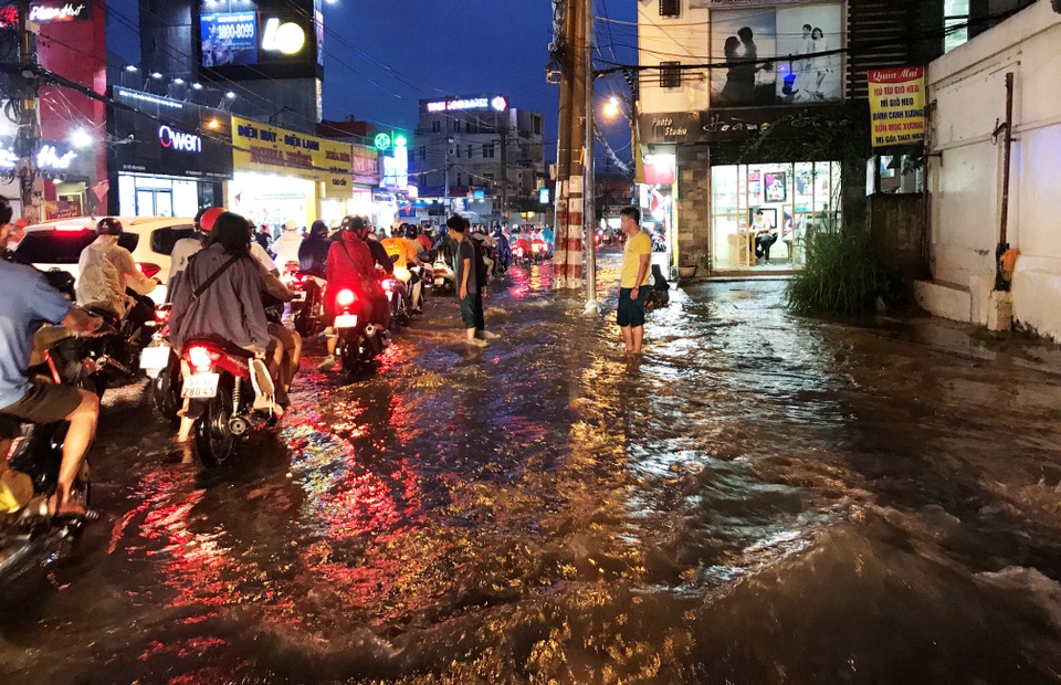 Mới đầu mùa mưa, người Sài Gòn đã khốn đốn vì ngập nước, kẹt xe... - 13 Mới đầu mùa mưa, người Sài Gòn đã khốn đốn vì ngập nước, kẹt xe... - 13