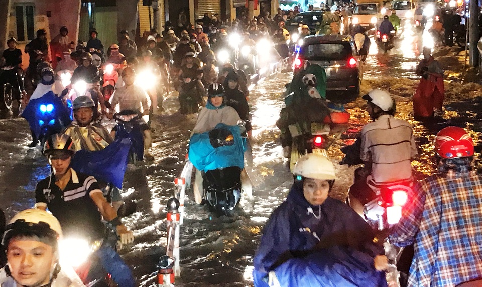 Mới đầu mùa mưa, người Sài Gòn đã khốn đốn vì ngập nước, kẹt xe... - 11 Mới đầu mùa mưa, người Sài Gòn đã khốn đốn vì ngập nước, kẹt xe... - 11