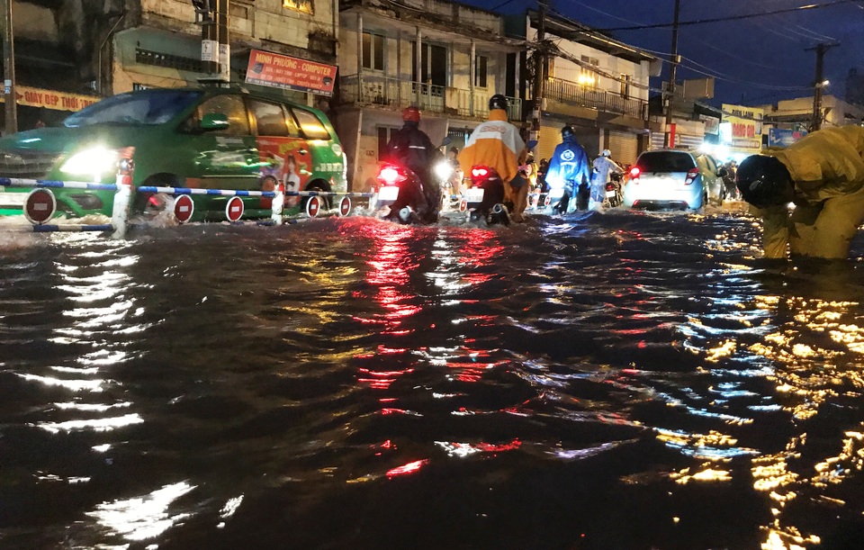 Mới đầu mùa mưa, người Sài Gòn đã khốn đốn vì ngập nước, kẹt xe... - 10 Ngập sâu gần 1m tại giao lộ Tô Ngọc Vân và đường sắt Bắc Nam (quận Thủ Đức, TPHCM).