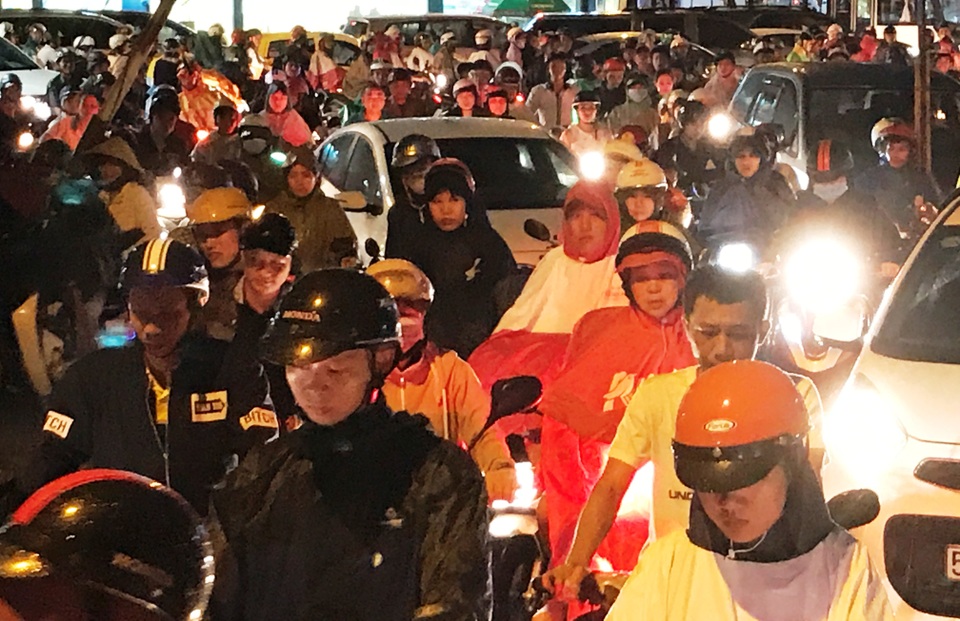 Mới đầu mùa mưa, người Sài Gòn đã khốn đốn vì ngập nước, kẹt xe... - 12 Giao thông bị ùn ứ hết sức nghiêm trọng do ngập nước sau cơn mưa lớn từ chiều đến tối 20/5.