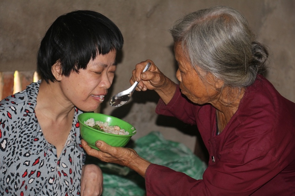 Cụ Lài ân cần chăm sóc cho cô con gái bị bệnh tật