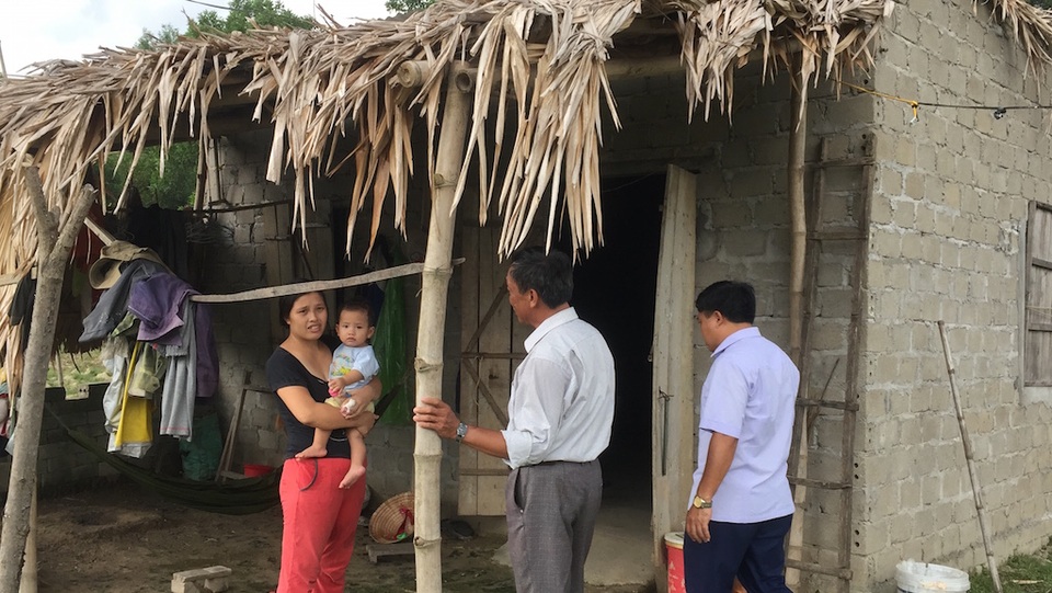 Hơn 100 triệu đồng đến với gia cảnh “Giờ cha biết lấy gì để lo cho con đây” - 1 Căn nhà anh Hương được lợp thêm mấy tấm lá phía trước để che nắng rất thô sơ.
