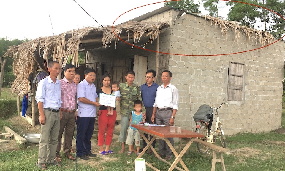 Hơn 100 triệu đồng đến với gia cảnh “Giờ cha biết lấy gì để lo cho con đây” - 5 Căn nhà khi đoàn đang trao tiền vẫn còn nguyên vẹn tấm lợp.