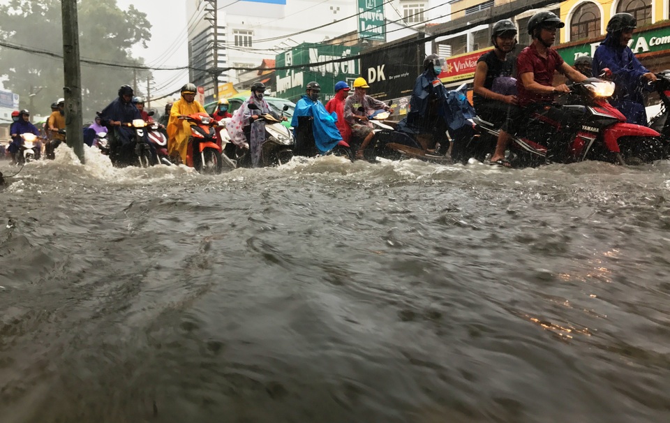 Mưa xối xả, nước cuồn cuộn từ xa lộ đến… đại lộ - 9 Cả tuyến đường Võ Văn Ngân, Thủ Đức chìm trong biển nước.