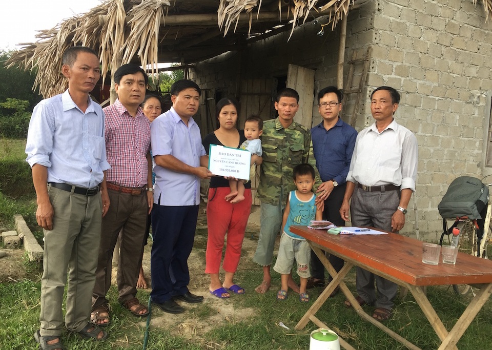 Hơn 100 triệu đồng đến với gia cảnh “Giờ cha biết lấy gì để lo cho con đây” - 2 Chiều 11/9, PV Dân trí cùng cán bộ Phòng LĐTB&XH huyện Thanh Chương, Chủ tịch UBND xã Thanh Tùng trao 104.250.000 đồng tới gia đình anh Hương.
