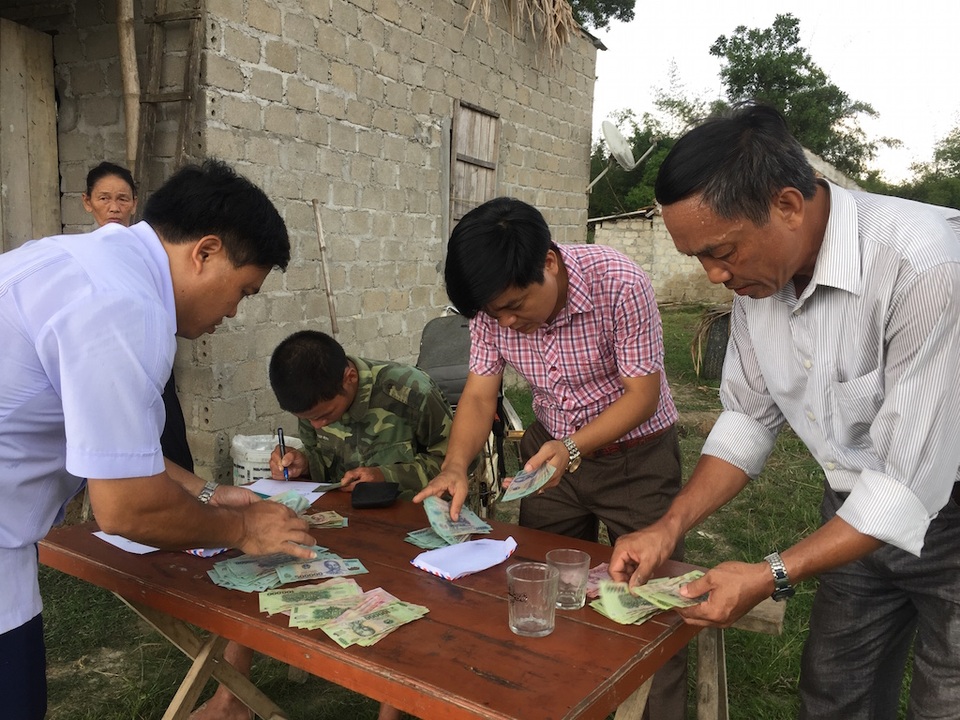 Hơn 100 triệu đồng đến với gia cảnh “Giờ cha biết lấy gì để lo cho con đây” - 4 Cán bộ kiểm đếm số tiền được trao.