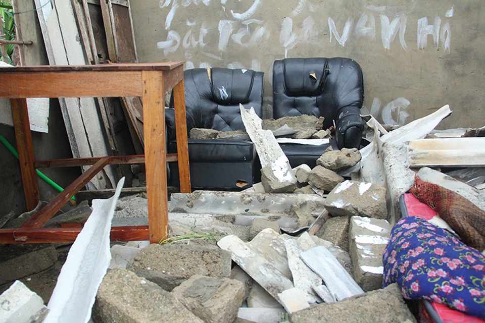 Bàn ghế, tủ giường nằm lẫn lộn với gạch vữa.