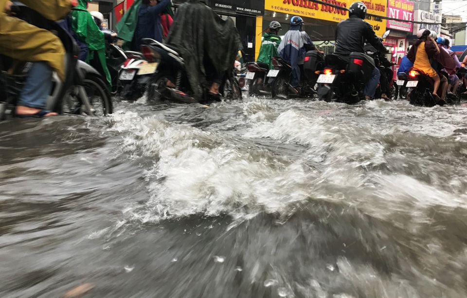 Mưa xối xả, nước cuồn cuộn từ xa lộ đến… đại lộ - 7 Nhiều khu vực nước xoáy rất mạnh hết sức nguy hiểm.
