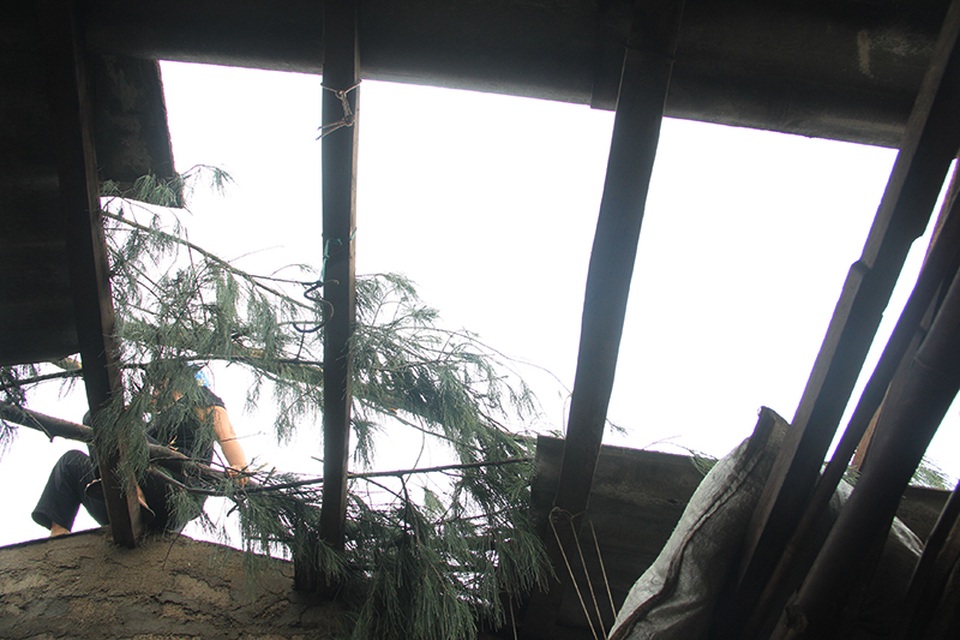 Cảnh mái nhà chị Phú bị bão đánh tan nhìn từ trong nhà.