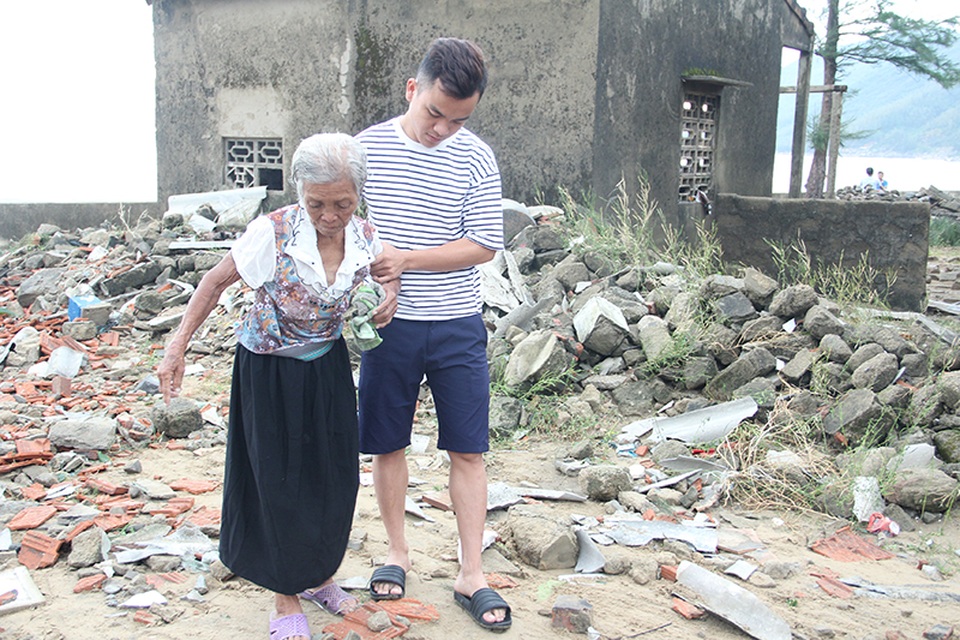 Nhà bị đánh tan tàn, nên trở về sau khi tránh bão, bà Đoàn Thị Hà, xóm Hải Bắc không còn chỗ trú ngụ. Bà được một thanh niên trong xóm dẫn vào trú ngụ tạm thời tại một hộ dân trong xóm.