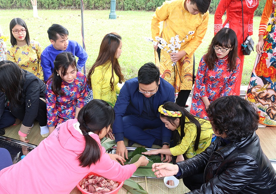 Các bạn trẻ, em nhỏ học gói bánh chưng. 1500 cái bánh chưng sẽ được gửi tới các trẻ em vùng cao như một món quà ngày Tết.