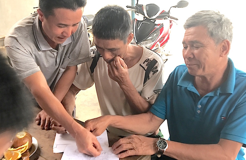 Giả mạo chữ ký rút tiền hỗ trợ người dân tái định cư? - 9 Anh Hải đã phải nhờ đến sự hỗ trợ của người khác để đồ chữ ký của mình trong một tờ giấy để PV xem.