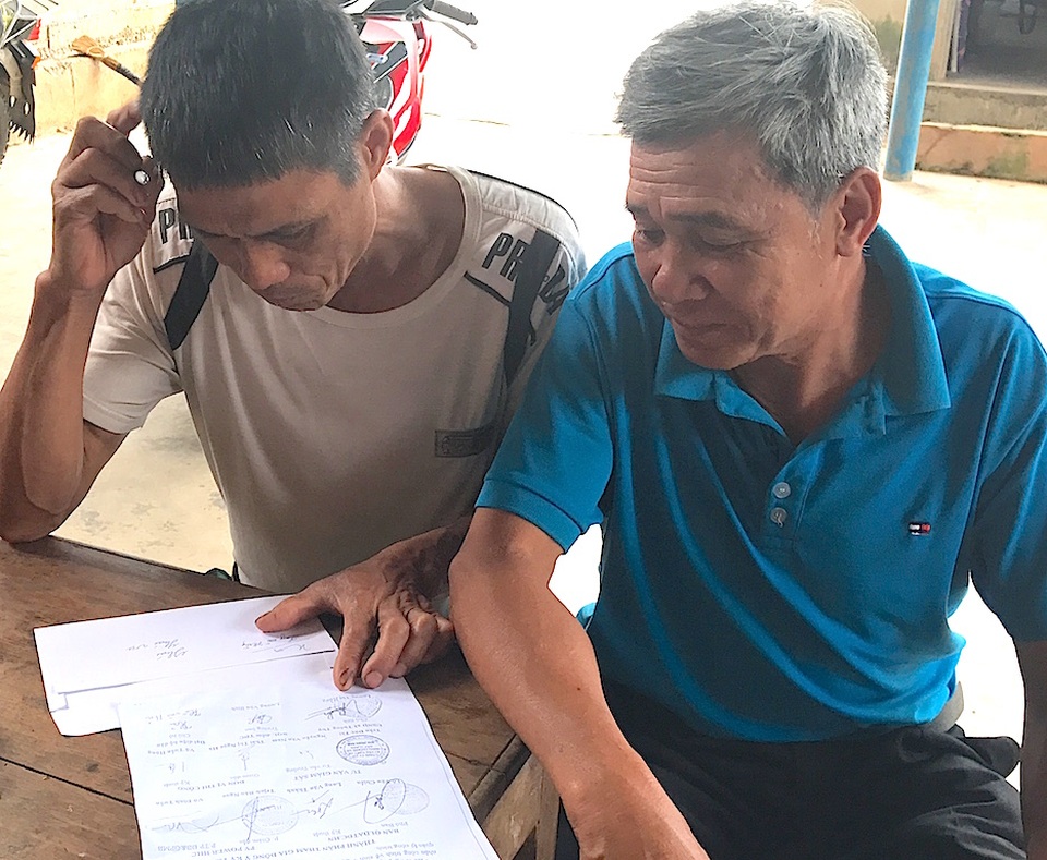 Giả mạo chữ ký rút tiền hỗ trợ người dân tái định cư? - 8 Anh Hải dù chữ viết chưa được rạch ròi, thậm chí còn chưa biết đọc đang nghiên cứu cách đồ chữ ký của mình đã bị giả mạo.