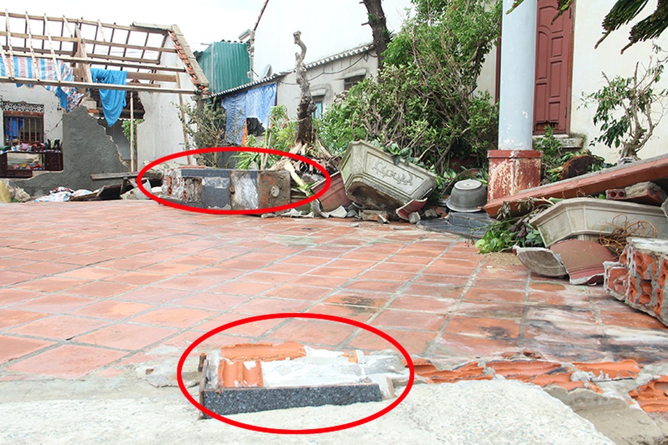 
Sức mạnh của cơn bão quá khủng khiếp. Gió bão bê nguyên cả trụ cổng nhà bằng bê tông ném xa hơn chục mét tại một ngôi nhà ở xóm Nam Hải.
