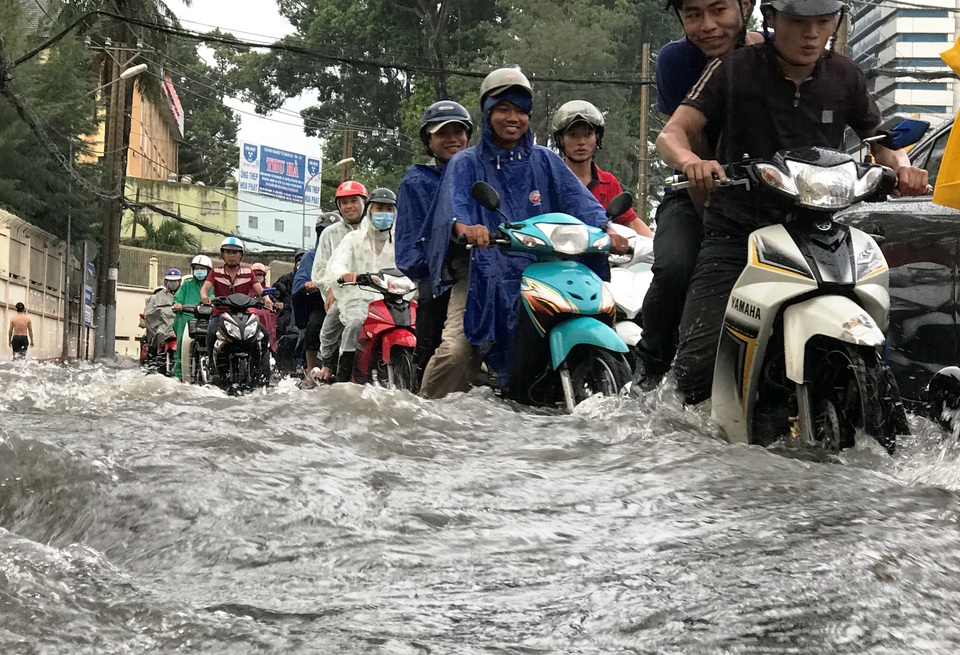 Mưa xối xả, nước cuồn cuộn từ xa lộ đến… đại lộ - 1 Nhiều khu vực, nước mưa ngập sâu gần 1m làm xe cộ chết máy la liệt...