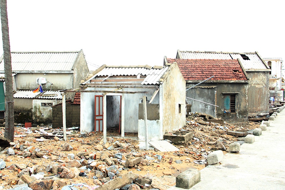 Thật không thể đếm hết có bao nhiêu ngôi nhà bị đổ sập và tốc mái như thế này.