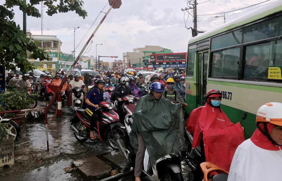 Mưa xối xả, nước cuồn cuộn từ xa lộ đến… đại lộ - 11 Ùn tắc giao thông do đường ngập nước xảy ra sau những cơn mưa chiều trong những ngày qua ở TPHCM.