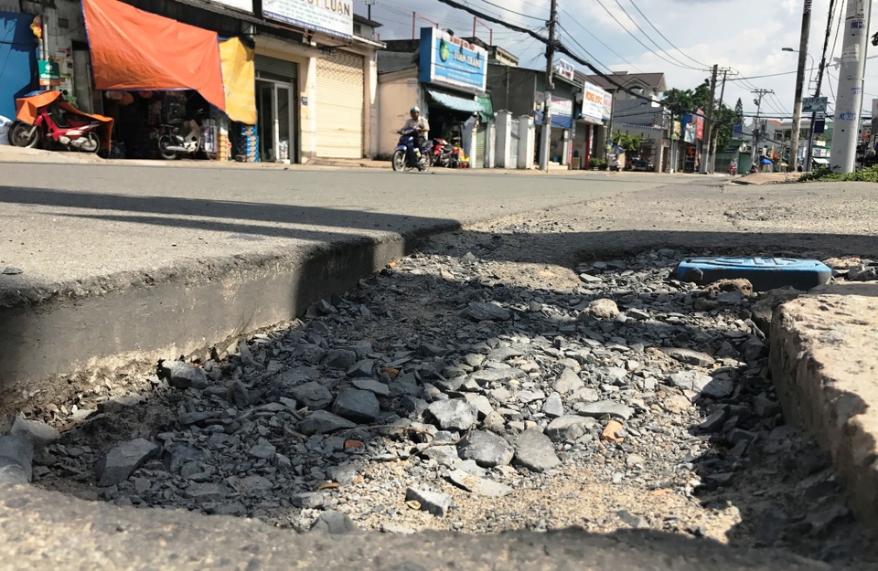 Đường đầy hố sâu nguy hiểm sau mưa lớn - 2 Tuy nhiên, sau những cơn mưa lớn, nước cuốn trôi toàn bộ lớp nhựa tại các hố đào của một công trình đã tái lập.