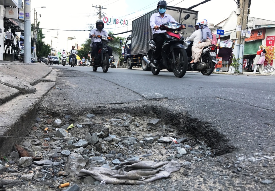 Đường đầy hố sâu nguy hiểm sau mưa lớn - 1 Theo người dân, ban đầu mặt đường Kha Vạn Cân chỉ có hiện tượng bong tróc nhựa...