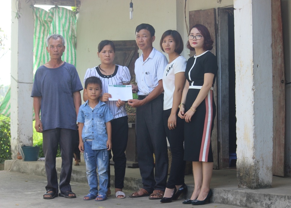 Đại diện chính quyền địa phương trao quà bạn đọc đến gia đình chị Nguyễn Thị Lý