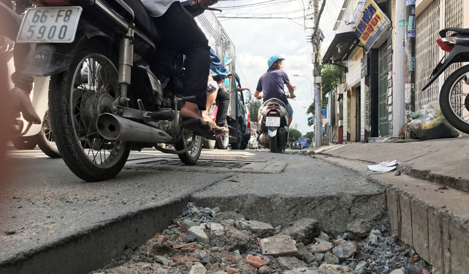 Đường đầy hố sâu nguy hiểm sau mưa lớn - 3 Nhiều hố sâu nguy hiểm xuất hiện trên đường Kha Vạn Cân, đoạn qua phường Linh Tây, quận Thủ Đức, TPHCM.