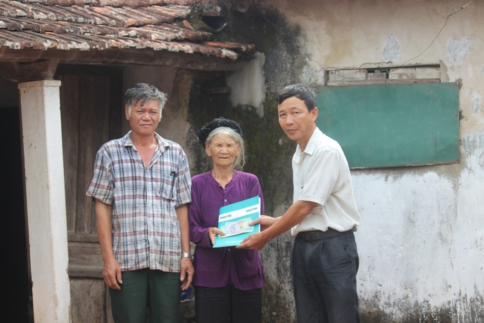 Gần 25 triệu đồng đến với vợ liệt sỹ Lương Khắc Thứ - 1 Chính quyền địa phương trao quà bạn đọc đến cụ Miêng