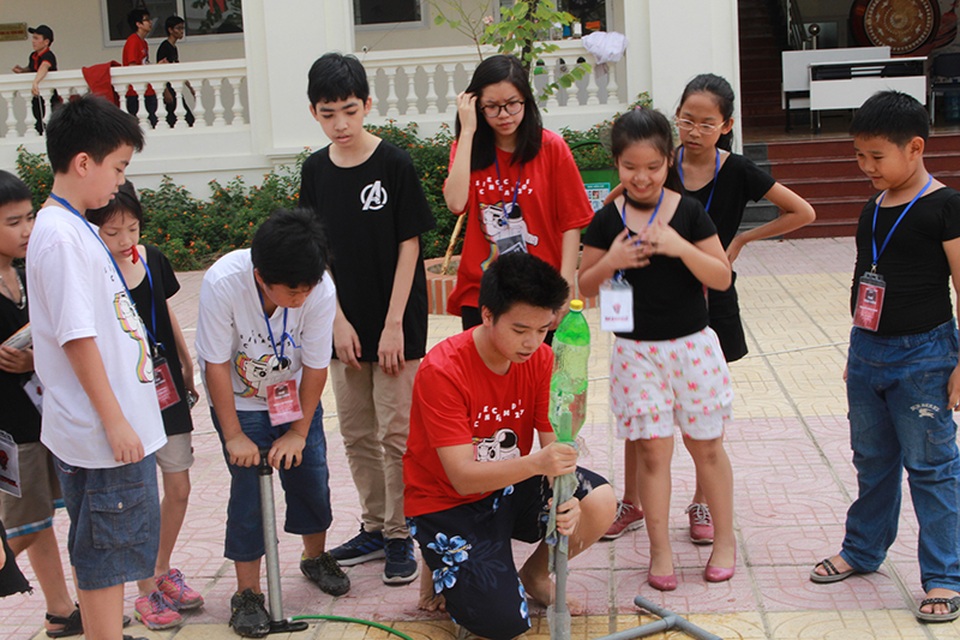 Học sinh trường Ams mở hội trại khoa học độc đáo cho trẻ nhỏ - 2 Các em nhỏ thử bắn tên lửa nước