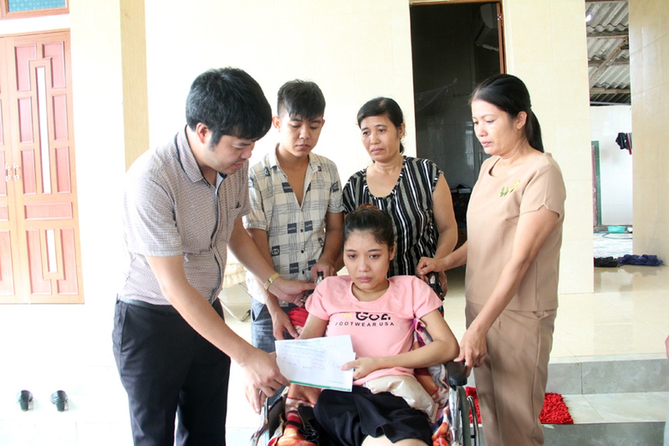 Nữ sinh bị xe cán cụt đôi chân: “Em như trút bỏ được phần nào nỗi đau về thể xác” - 4 PV Dân trí thay mặt một số bạn đọc báo Dân trí tại địa bàn Hà Tĩnh chuyển tận tay em Hoa món quà nhỏ để em chạy chữa vết thương.