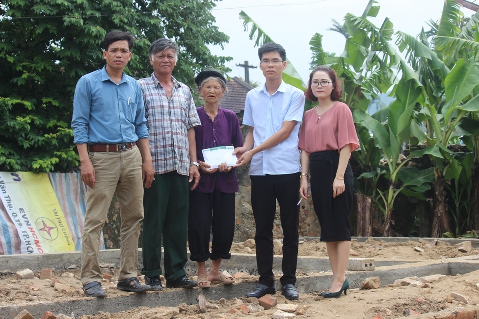 Khởi công xây dựng nhà nhân ái cho vợ liệt sỹ Lương Khắc Thứ - 2
Đại diện phòng Lao động thương binh xã hội huyện Hoằng Hóa cùng chính quyền UBND xã Hoằng Khánh trao số tiền 70 triệu đồng do báo Dân trí và Quỹ Khuyến học Việt Nam tài trợ để xây nhà Nhân ái đến bà Miêng