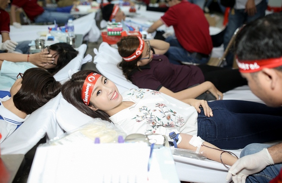 Khi lấy máu chỉ có cảm giác như kiến cắn thôi chứ không đau nhiều như Linh nghĩ. Hiến máu xong cũng không cảm thấy mệt mỏi gì mà vẫn có thể hoạt động làm việc như bình thường. Dù là một hành động nhỏ của bản thân nhưng Linh hy vọng việc làm của mình sẽ có thể lan truyền tới nhiều người, đặc biệt là các bạn trẻ, để mọi người có thể thấy được những lợi ích của việc hiến máu nhân đạo”.