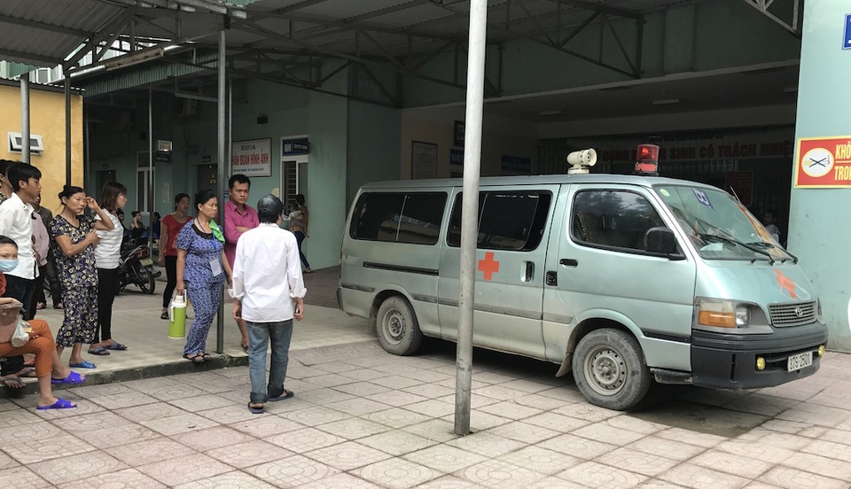 Người nhà đưa nạn nhân về quê.