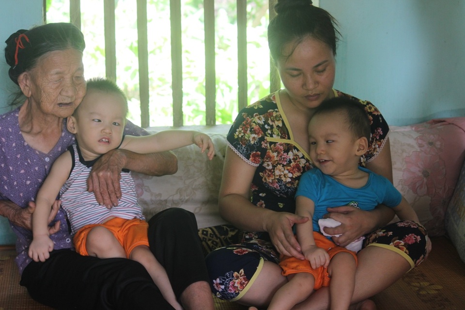 Mẹ đau đớn khi hai con song sinh bị bại não - 2 Không có người trông, bà hàng xóm thương tình đến trông giúp cho mẹ con chị