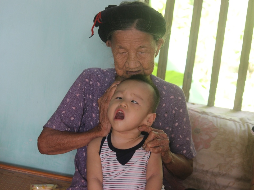 Mẹ đau đớn khi hai con song sinh bị bại não - 4 Thằng bé dù bụ bẫm nhưng không thể tự lật hay tự ngồi được
