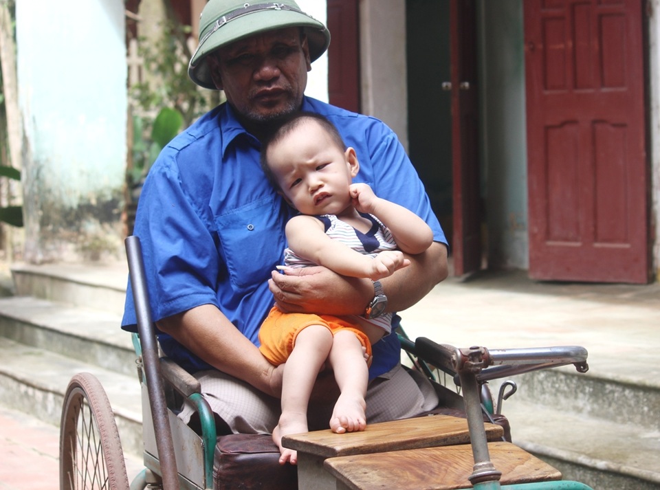 Mẹ đau đớn khi hai con song sinh bị bại não - 6 Hình ảnh ông ngoại tật nguyền bế cháu bệnh hiểm nghèo khiến ai cũng xót xa
