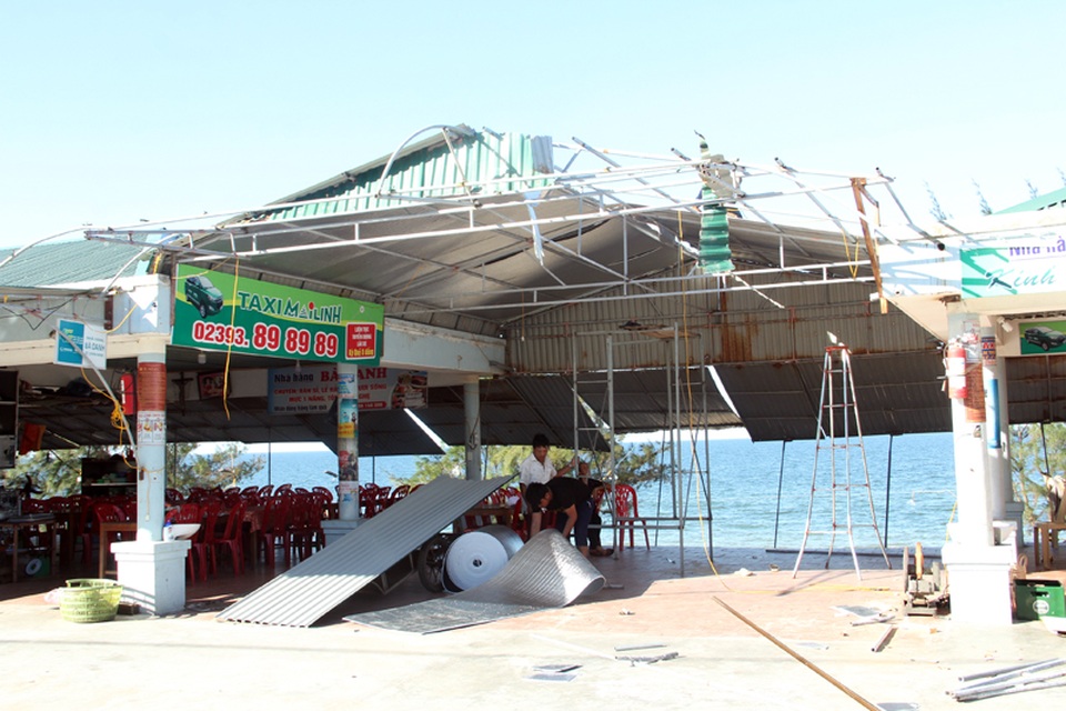 
Cửa hàng kinh doanh hải sản của anh Thành nằm ngay sát mép biển Thiên Cầm bị bão đánh hư hỏng nặng.
