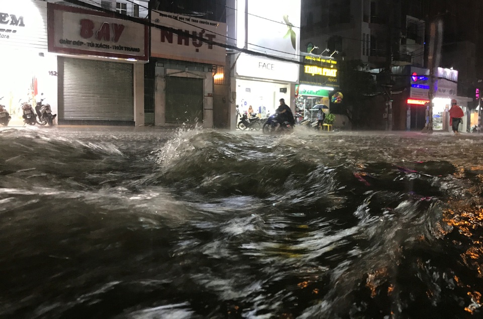 Người Sài Gòn lại khốn đốn với điệp khúc "mưa lớn - ngập nặng - lội bì bõm" - 4 Nước mưa xối xả như thác đổ trên đường phố trong cơn mưa tối nay 29/5.