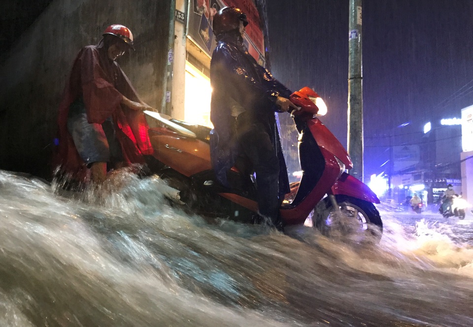 Người Sài Gòn lại khốn đốn với điệp khúc "mưa lớn - ngập nặng - lội bì bõm" - 3 Nước mưa chảy cuồn cuộn trên đường Võ Văn Ngân, quận Thủ Đức.