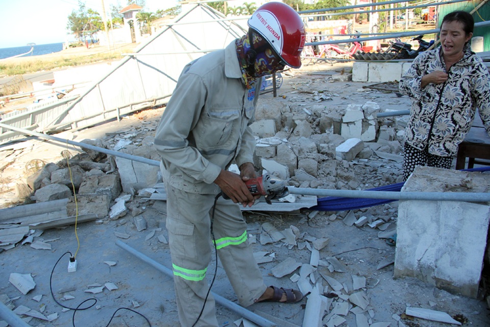 Chị Lê cho biết, sau 3 ngày tìm kiếm, vợ chồng chị mới tìm được hai người thợ về dựng lại quán hàng cho mình.