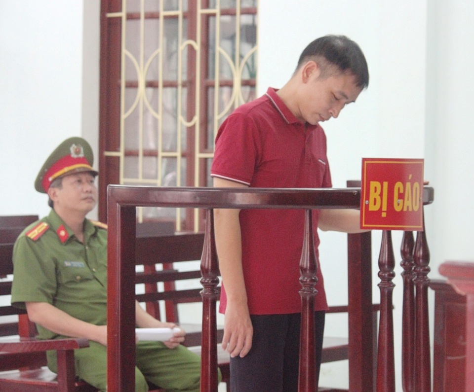 Hoãn phiên xử Bí thư xã vu khống, bôi nhọ lãnh đạo - 1 Bị cáo Đinh Trọng Tấn trước vành móng ngựa