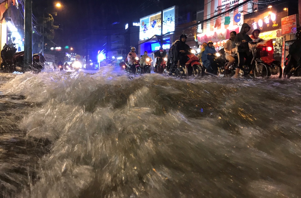 Người Sài Gòn lại khốn đốn với điệp khúc "mưa lớn - ngập nặng - lội bì bõm" - 1
Nước mưa cuồn cuộn trên nhiều tuyến đường trong cơn mưa như trút nước ở TPHCM tối 29/5.